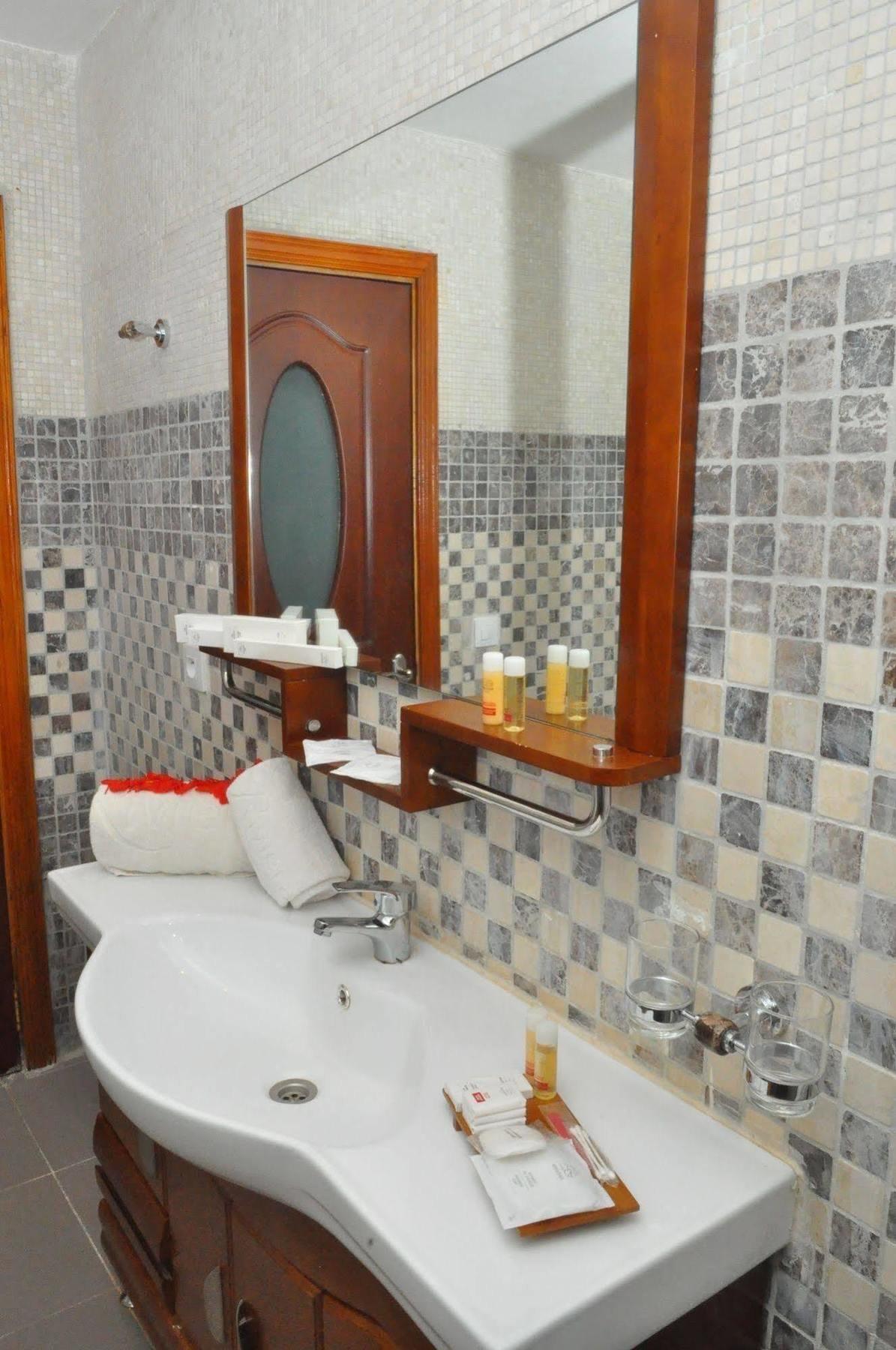Riviera Royal Hotel Конакри Экстерьер фото